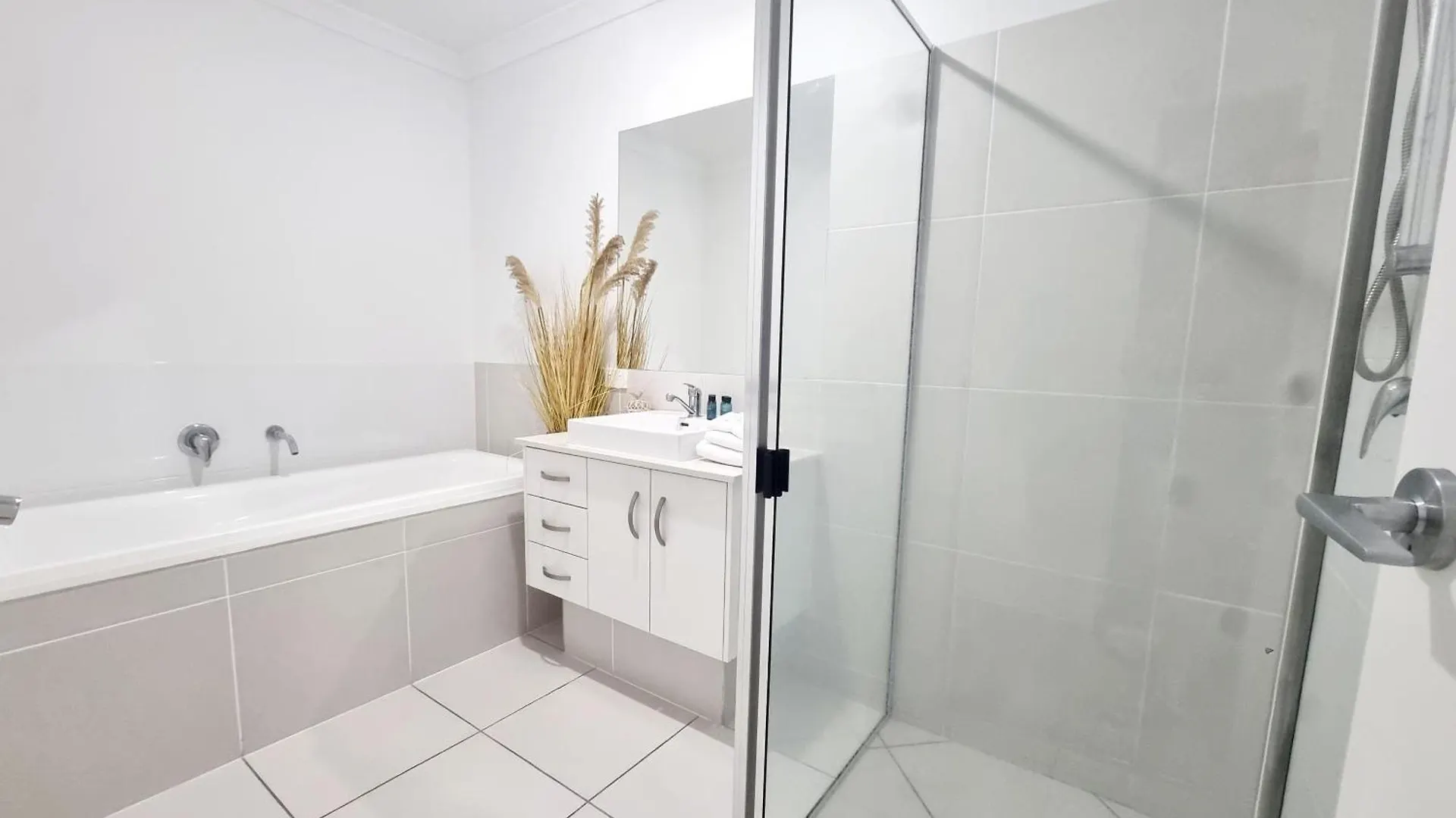 Private And Spacious Getaway, Close To Everything Urraween Holiday home